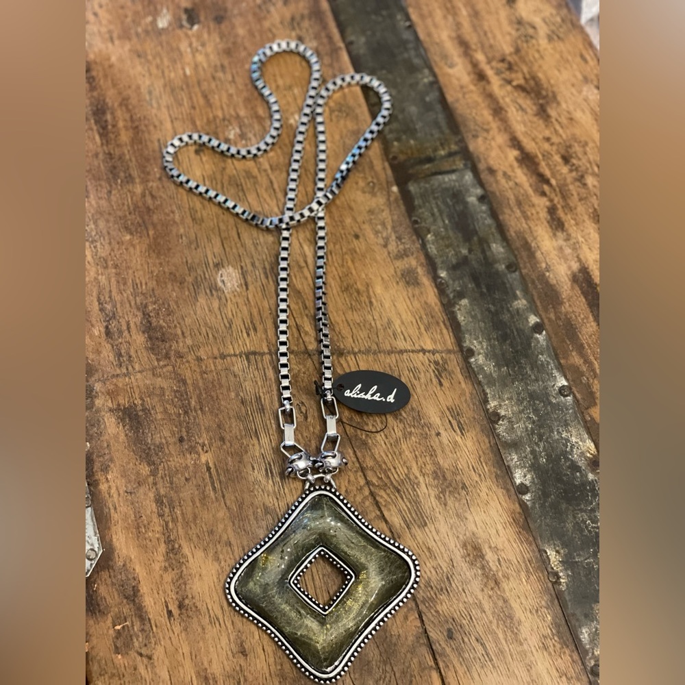 ALISHA D. Chunky fashion necklace